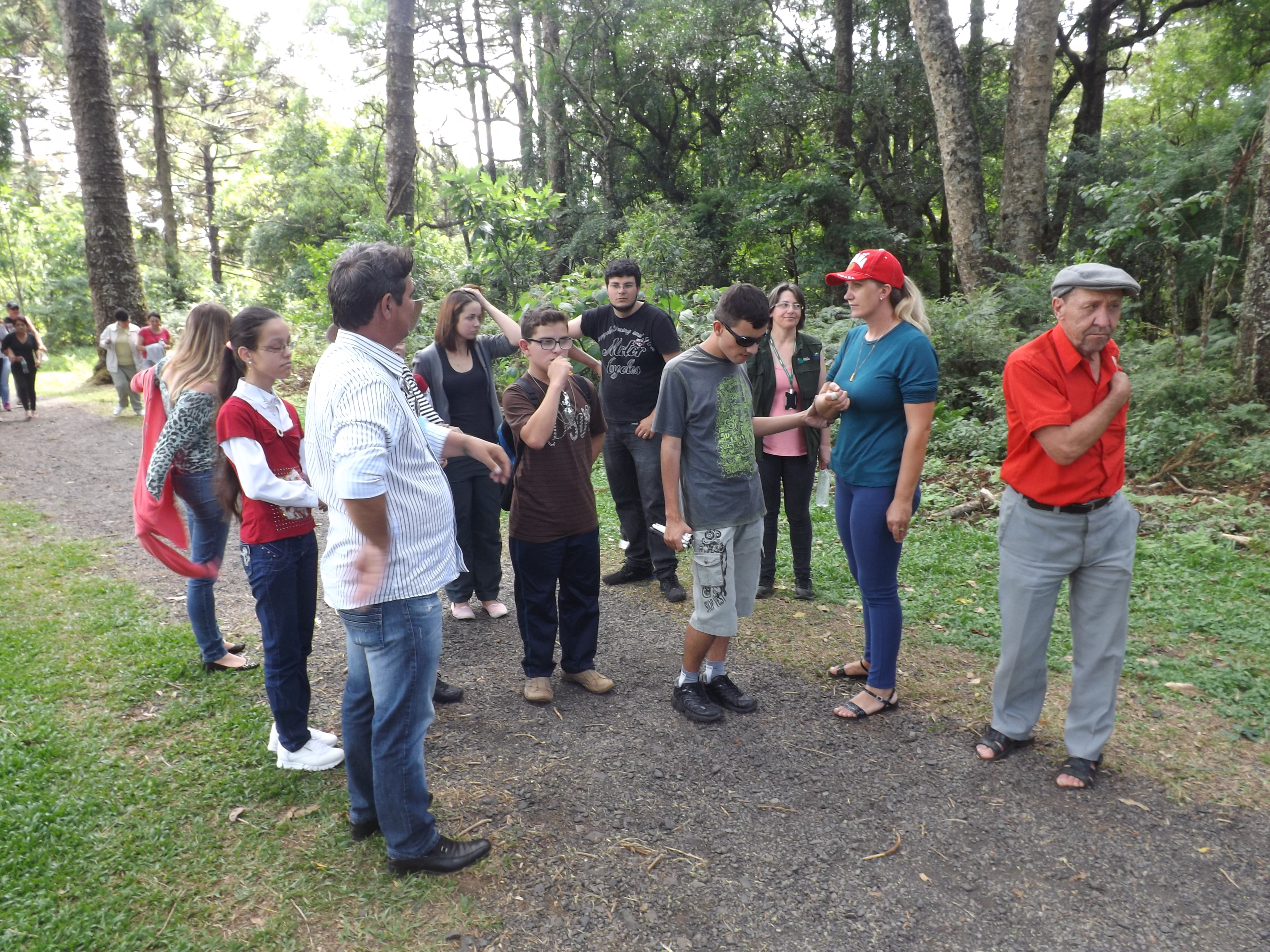 Airson Horst acompanha alunos da Apadevi no Parque das Araucárias