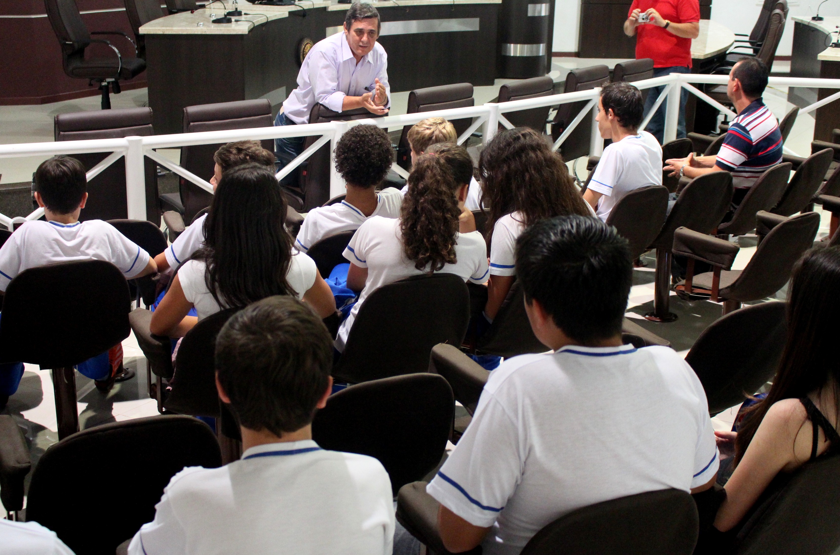 Airson Horst explana sobre processos legislativos a alunos da escola Assunção