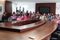 Alunos do 3º ano da escola Raul Lupattelli visitam a Casa de Leis