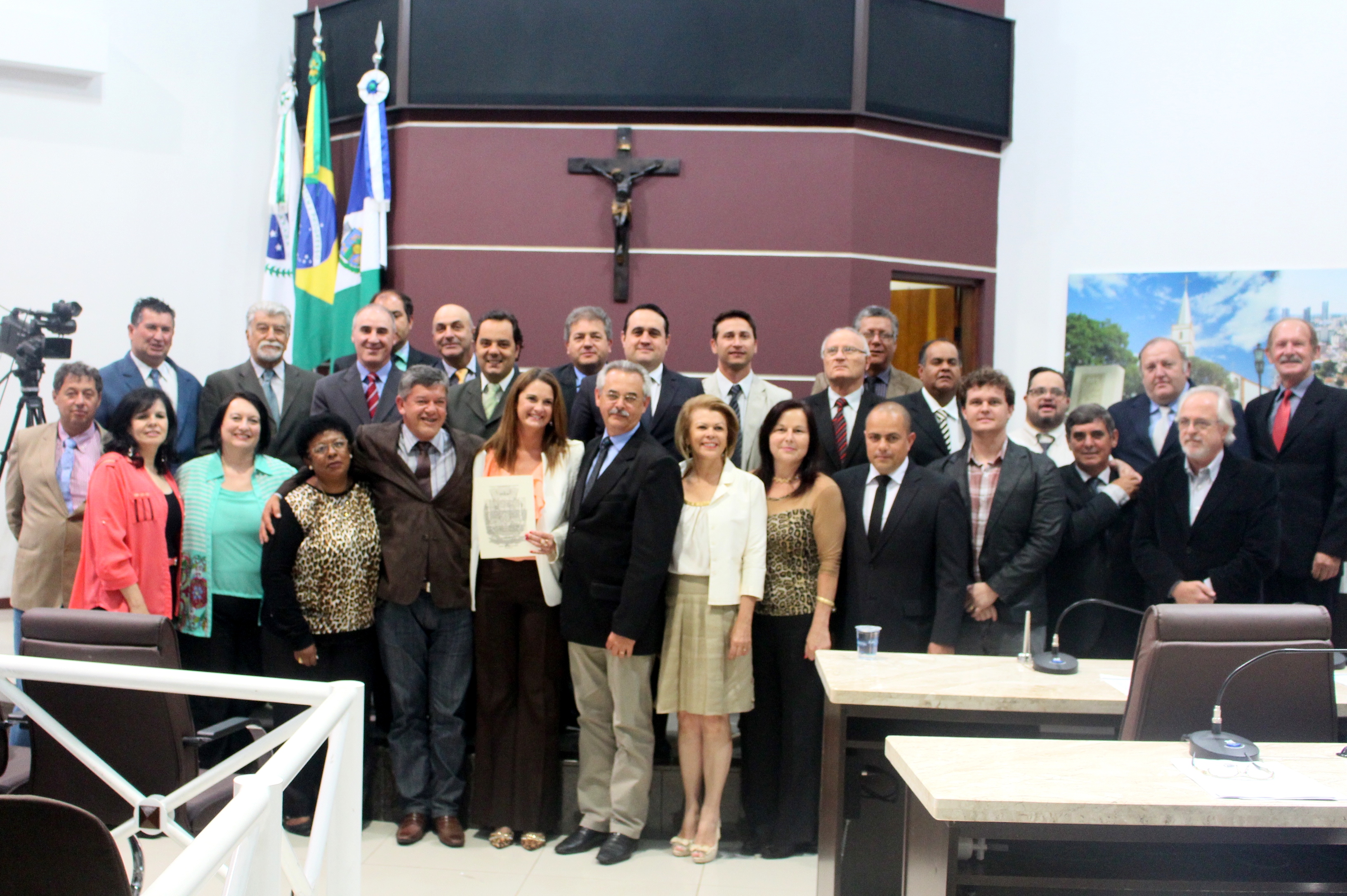 Câmara homenageia colégio estadual Ana Vanda Bassara