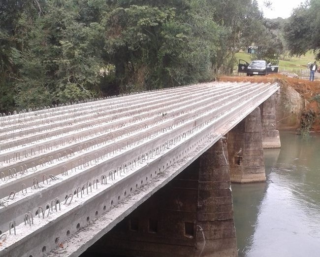 Marcio Carneiro vistoria obras da ponte do Rio Bananas