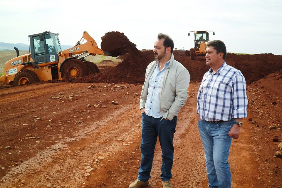 Neto Rauen visita obras da estrada que liga Palmeirinha a Campina do Simão