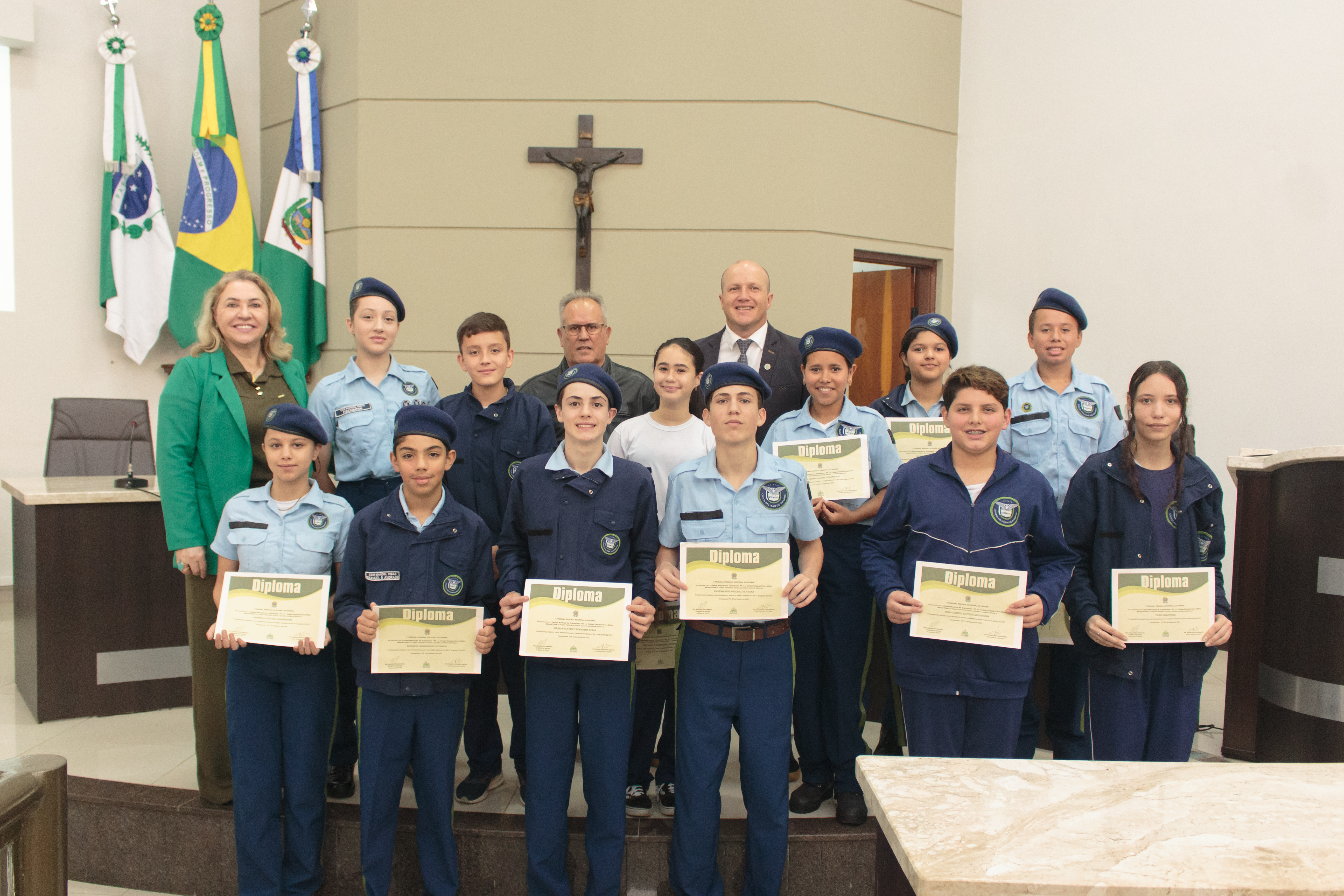 Vereadores-mirins do Colégio Manoel Ribas são diplomados na Câmara